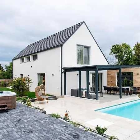 Estelle - Pool, Jacuzzi, Sauna - Balaton Villa Balatonkenese